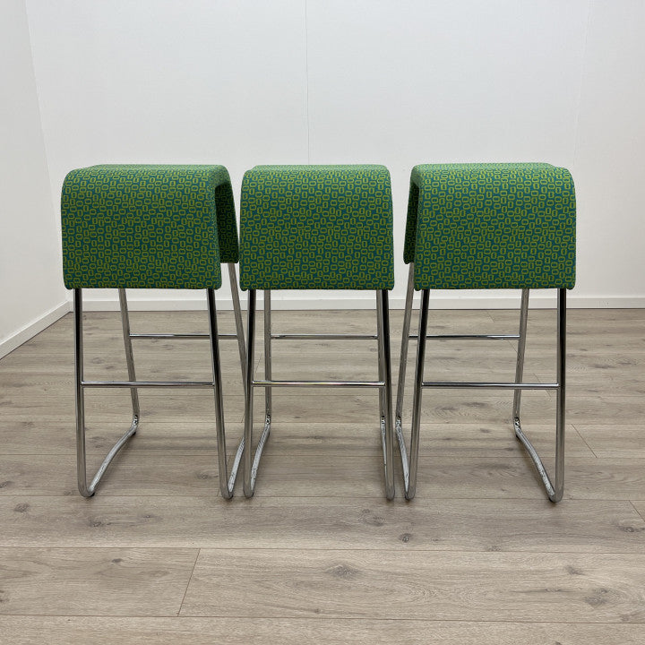 Materia barstoler med blågrønne trekk i retro design