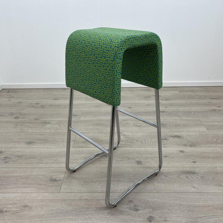 Materia barstoler med blågrønne trekk i retro design