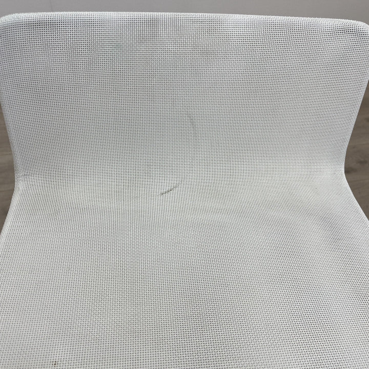 KAST - Hvite barstoler med lav ryggstøtte og trekk i mesh