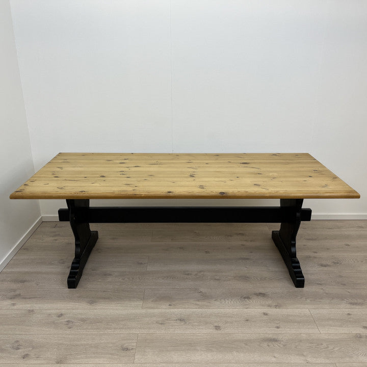 Spisebord av tre med svart understell og utforming i tradisjonell og robust stil