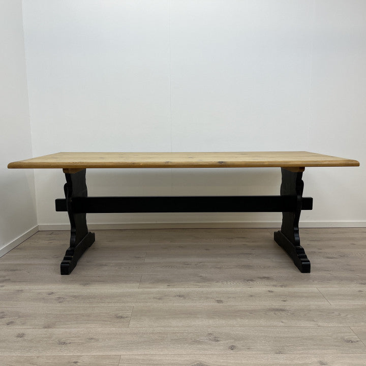 Spisebord av tre med svart understell og utforming i tradisjonell og robust stil