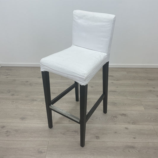 HENRIKSDAL barstoler med polstret sete og hvite trekk