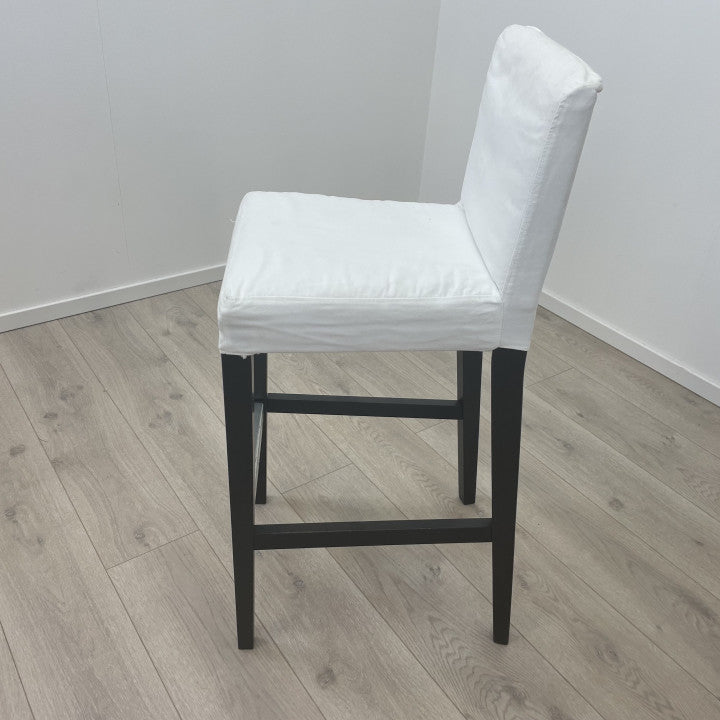 HENRIKSDAL barstoler med polstret sete og hvite trekk
