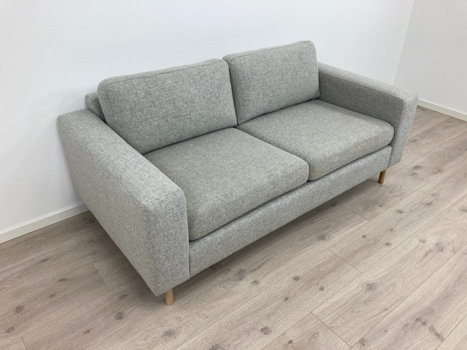 Nyrenset | Bolia Scandinavia 2-seter sofa i lysegrått ullstoff