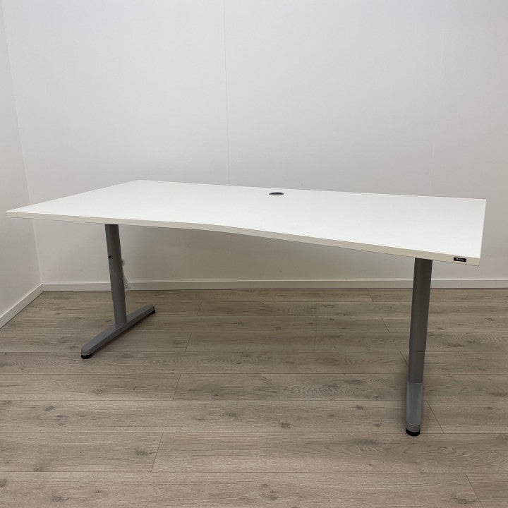 Manuell hev/senk skrivebord med hvit bordplate og magebue