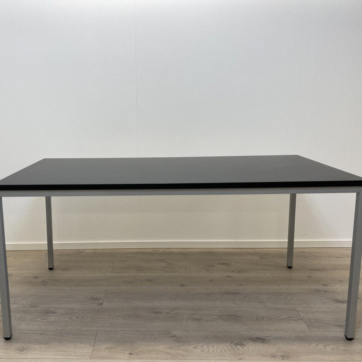 AJ Produkter svart møtebord/konferansebord med grå understell