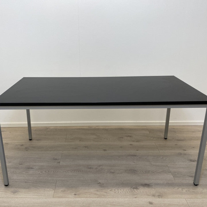 AJ Produkter svart møtebord/konferansebord med grå understell