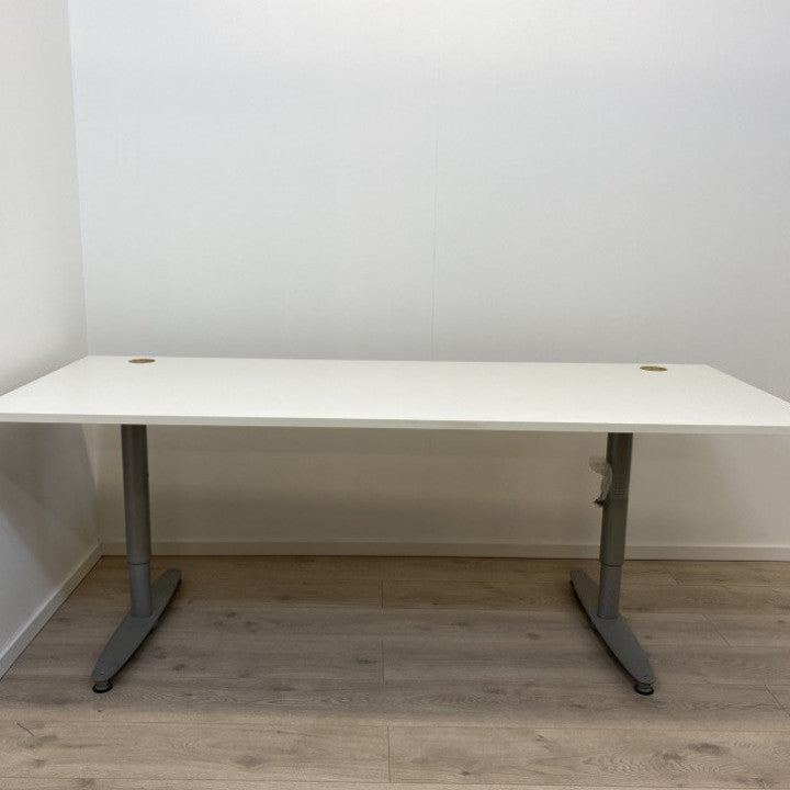 Manuell justerbart skrivebord med hvit bordplate fra Martela Oyj
