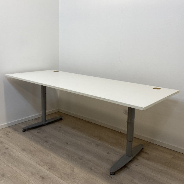 Manuell justerbart skrivebord med hvit bordplate fra Martela Oyj