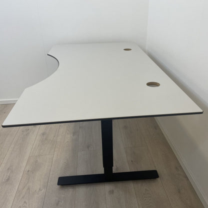 Manuell hev/senk skrivebord med sort understell