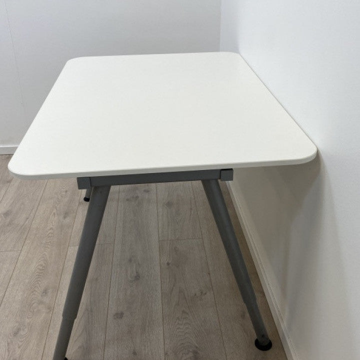 Manuell hev/senk skrivebord med hvit bordplate