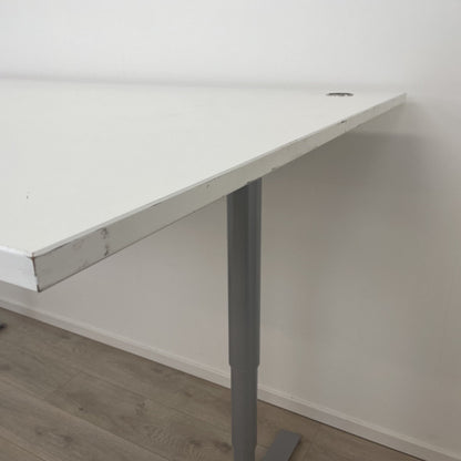 (200 x 80/120 cm) Elektrisk hev/senk skrivebord med høyresving og Linak motor