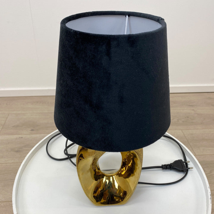 Oval lampe i gullfarge med rund lampeskjerm
