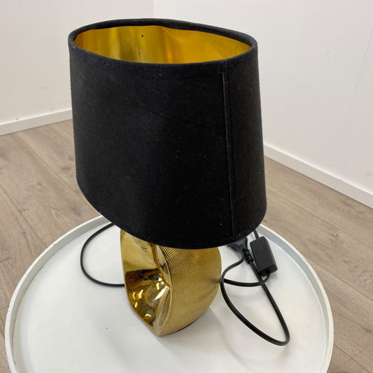 Gullfarget bordlampe med sort skjerm, ovalformet