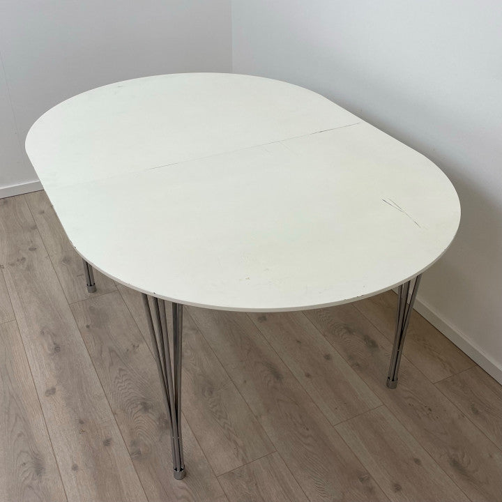 Hvitt spisebord med krom ben