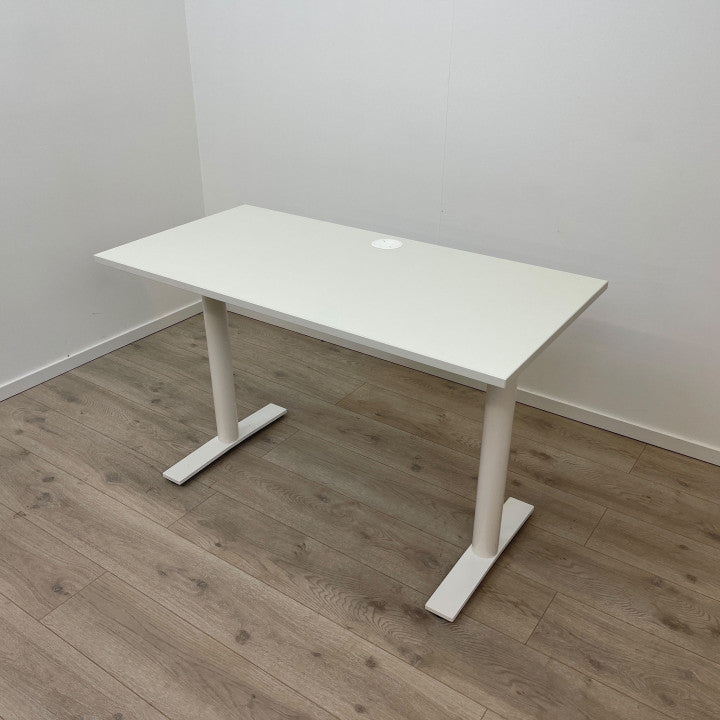 (120x60 cm) Helhvite Kinnarps skrivebord