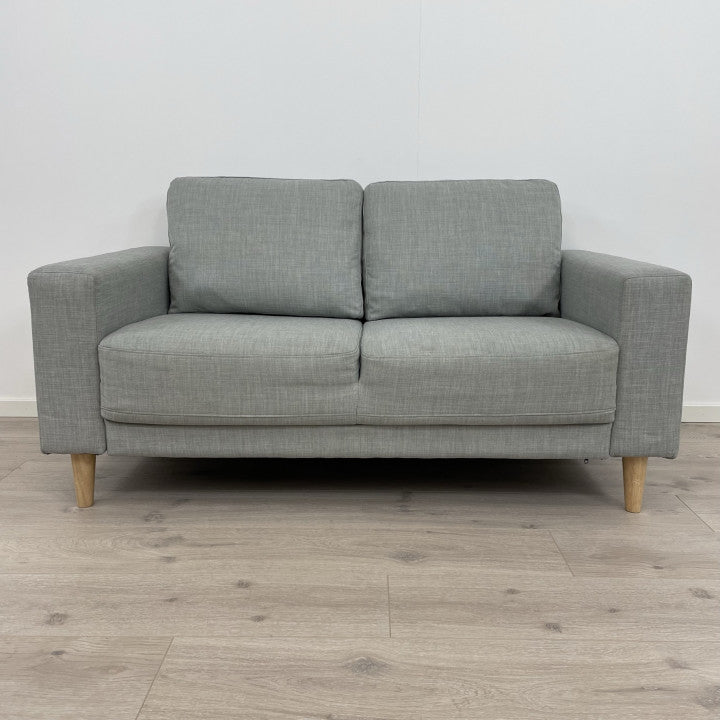 Nyrenset | Lys grå 2-seter sofa med eikebein