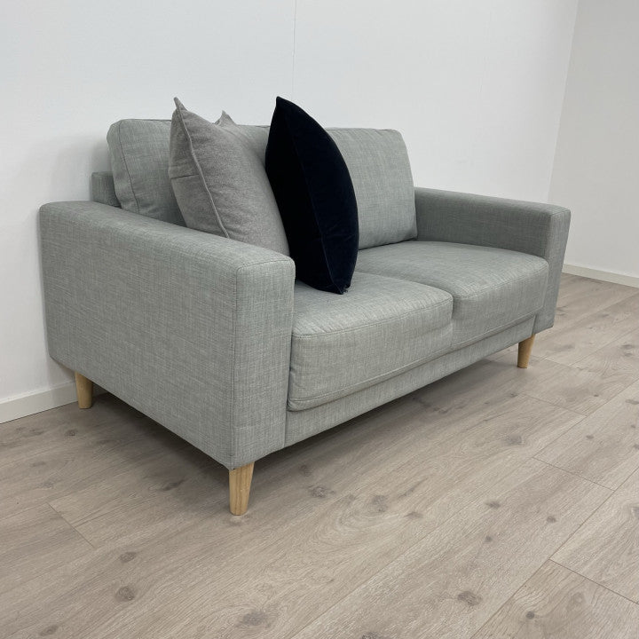 Nyrenset | Lys grå 2-seter sofa med eikebein