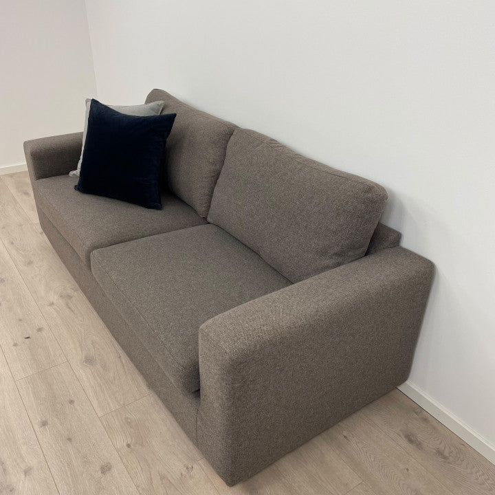 Nyrenset | Hjort Knudsen brun 2.5-seter sofa