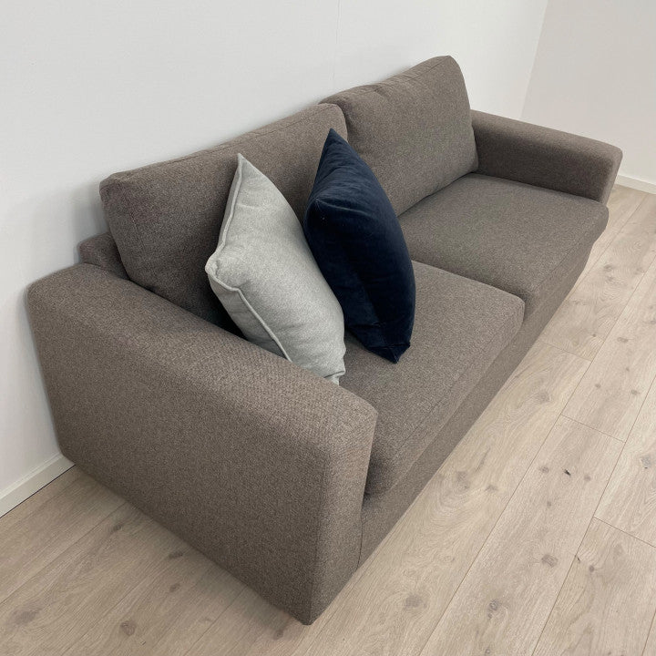 Nyrenset | Hjort Knudsen brun 2.5-seter sofa
