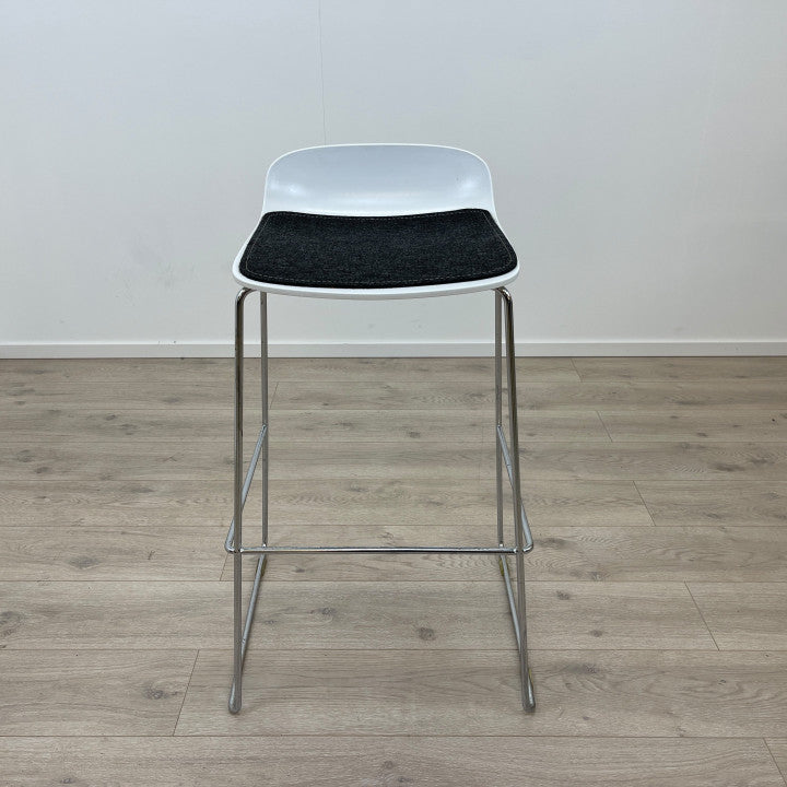 Barstoler i hvit med grått sete (81 cm sittehøyde)