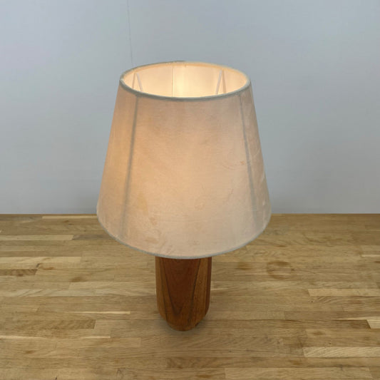 H&M HOME Bordlampe av akasietre med lys beige lampeskjerm