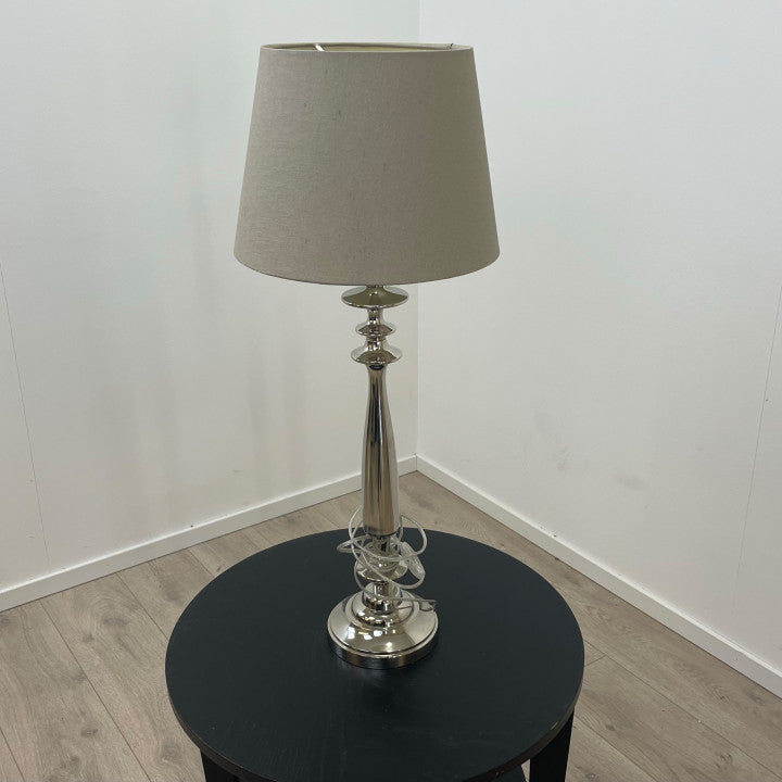 Bordlampe med grå/beige lampeskjerm