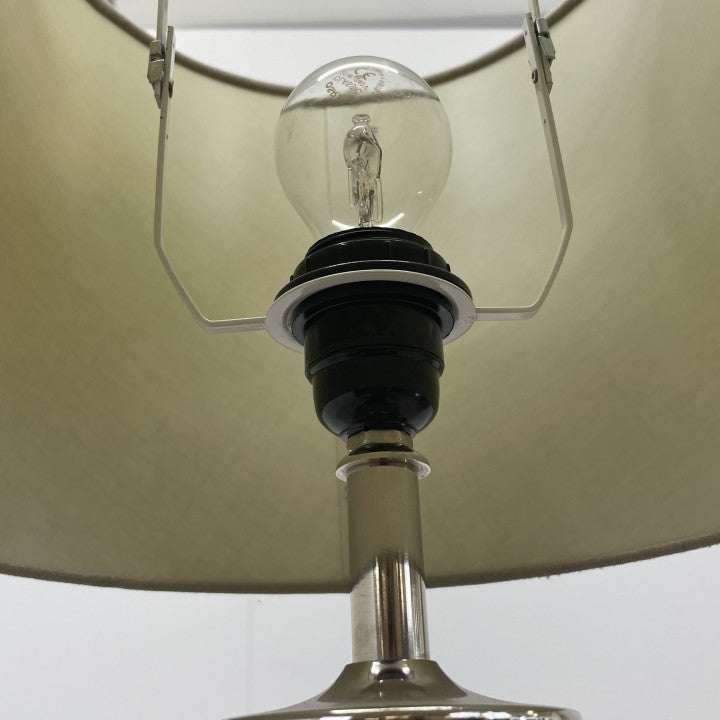 Bordlampe med grå/beige lampeskjerm