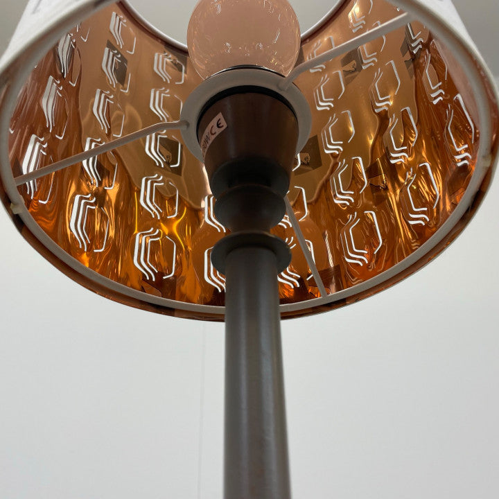 Home & Cottage bordlampe med dekorativ lampeskjerm i hvit og bronsefarge