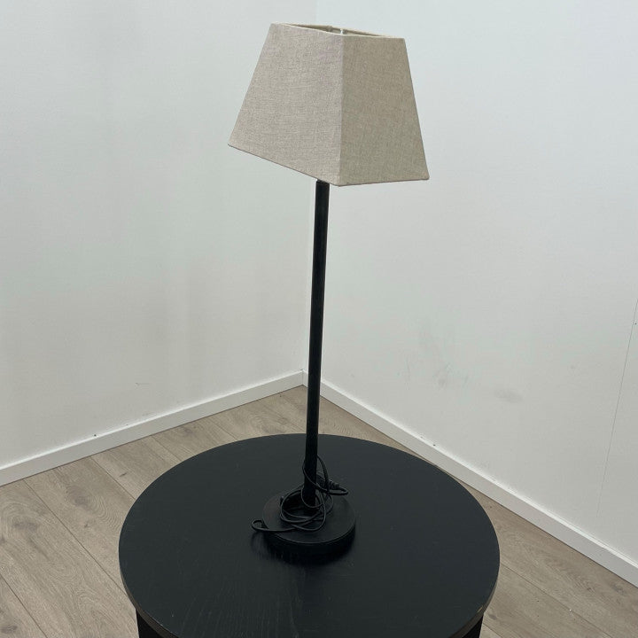 Høy og elegant bordlampe med rektangulær lampeskjerm