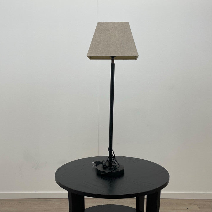 Høy og elegant bordlampe med rektangulær lampeskjerm