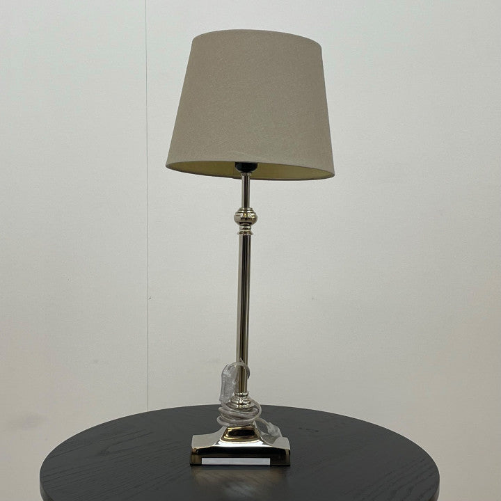Bordlampe med klassisk lampeskjerm