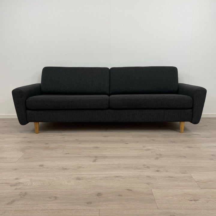 Nyrenset | Mørk 3-seter sofa