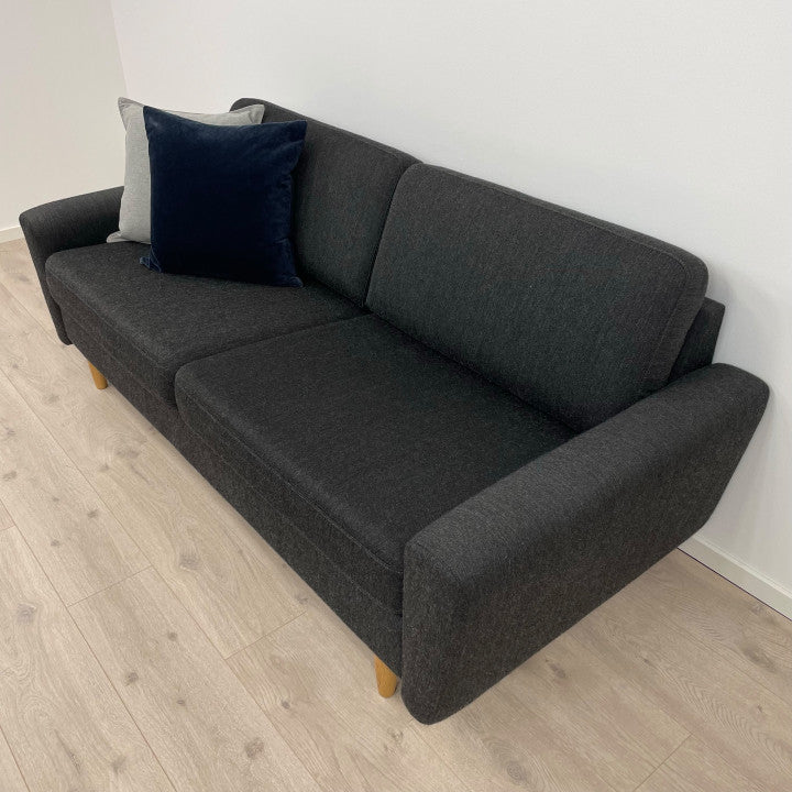 Nyrenset | Mørk 2-seter sofa