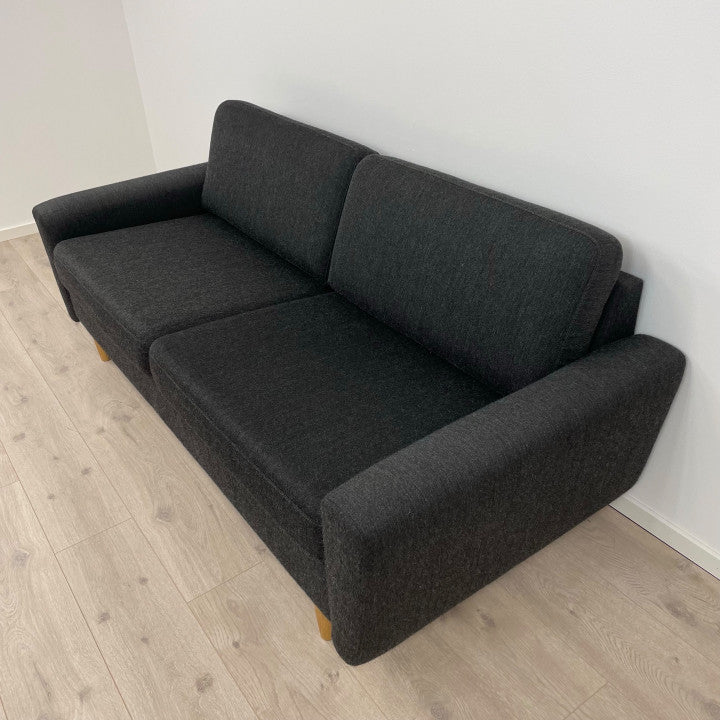 Nyrenset | Mørk 2-seter sofa
