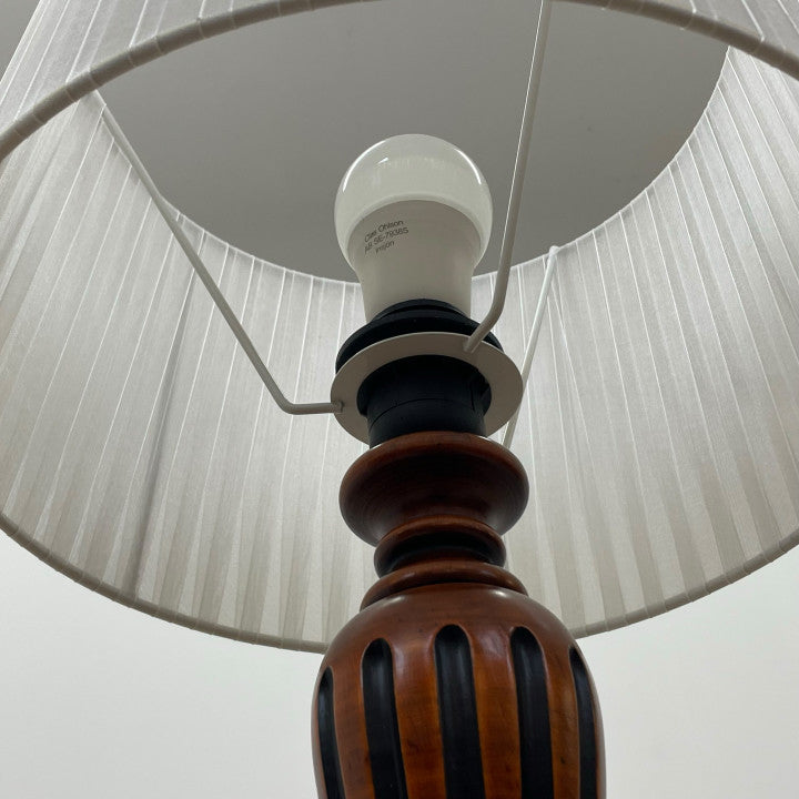 Benab bordlampe av tre med hvit lampeskjerm