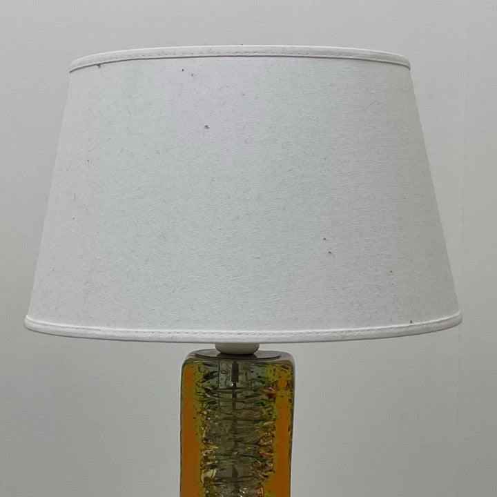 Moderne bordlampe med unik design og hvit lampeskjerm
