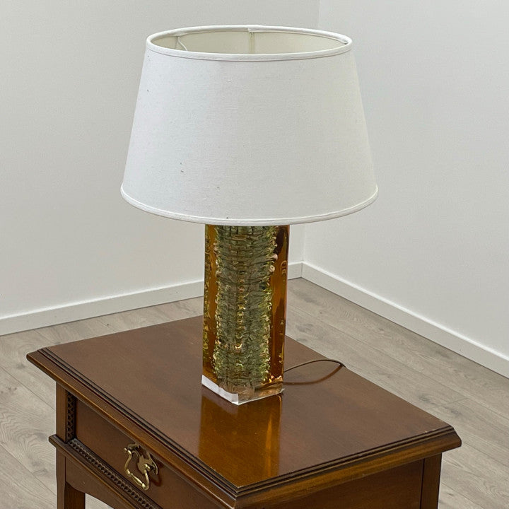 Moderne bordlampe med unik design og hvit lampeskjerm