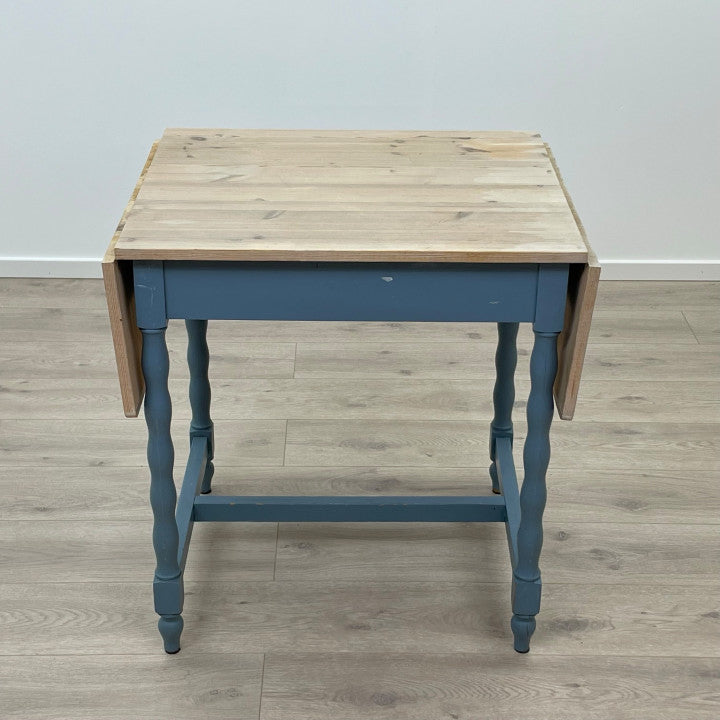 Blåfarget kjøkkenbord med trefarget bordplate
