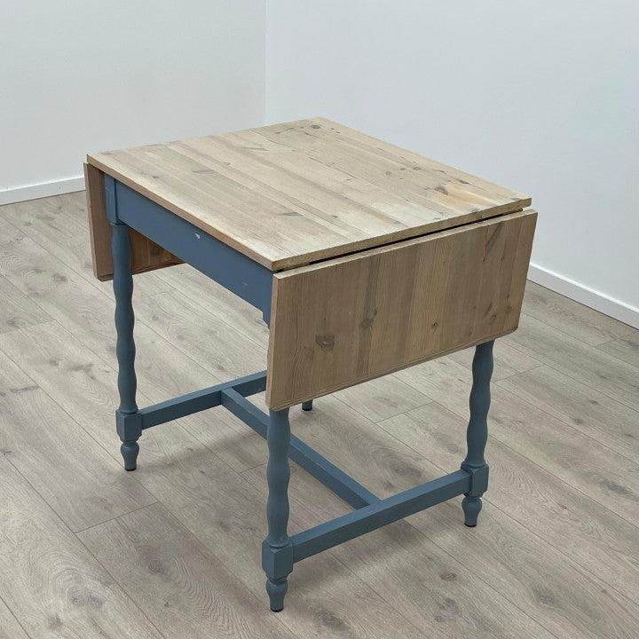 Blåfarget kjøkkenbord med trefarget bordplate