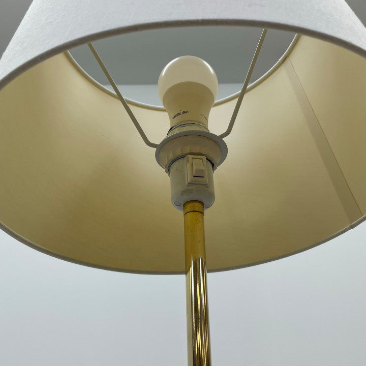 Elegant gulvlampe av gullfarget stål
