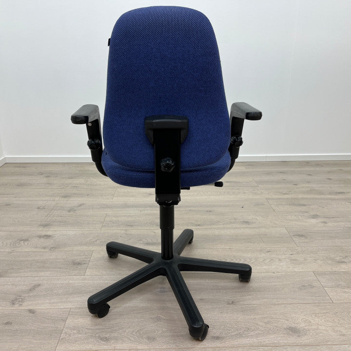 SAVO kontorstol med blått trekk