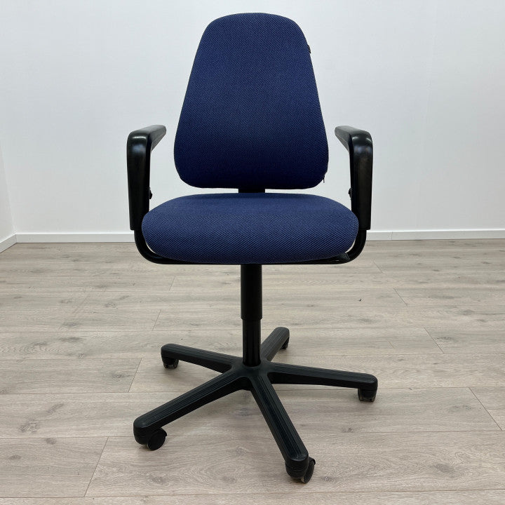 SAVO kontorstol med blått trekk