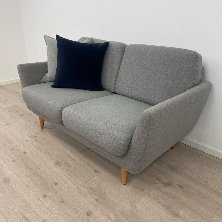 Nyrenset | Lys grå SITS 2-seter sofa med eikebein