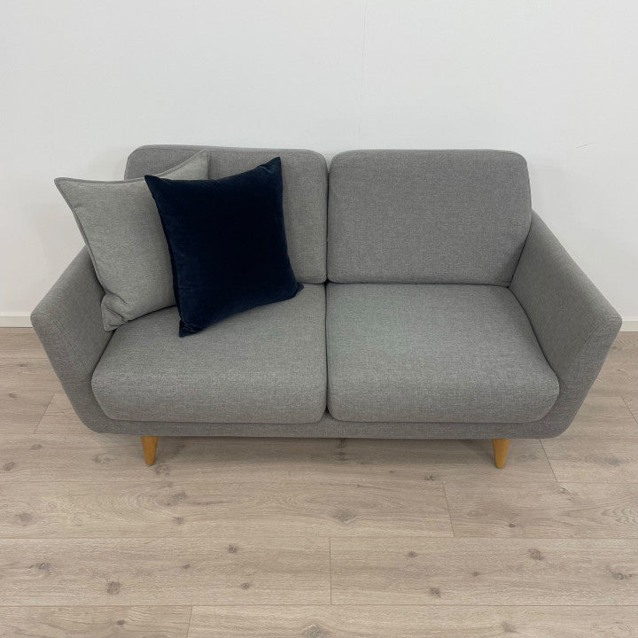Nyrenset | Lys grå SITS 2-seter sofa med eikebein