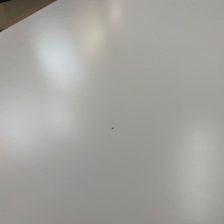 Elektrisk hev/senk skrivebord med hvit bordplate og mørkgrå understell