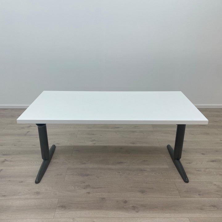 Elektrisk hev/senk skrivebord med hvit bordplate og mørkgrå understell