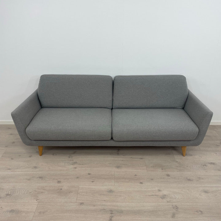 Nyrenset | Lys grå SITS 3-seter sofa med eikebein