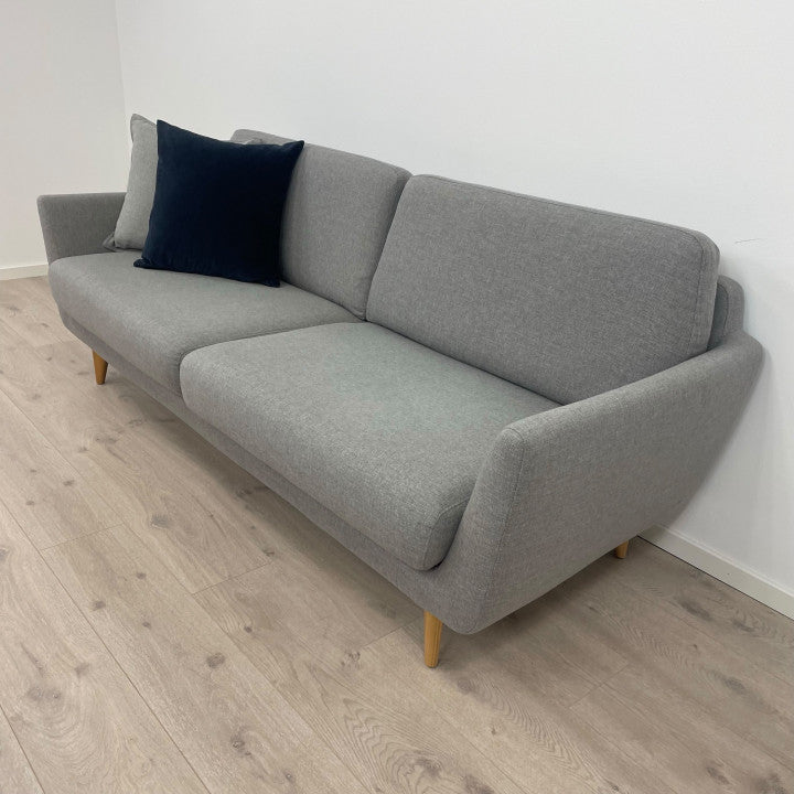 Nyrenset | Lys grå SITS 3-seter sofa med eikebein
