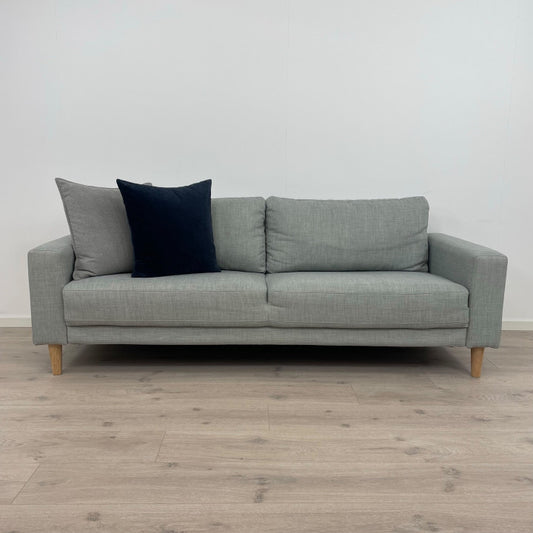 Nyrenset | Lys grå 3-seter sofa med eikebein